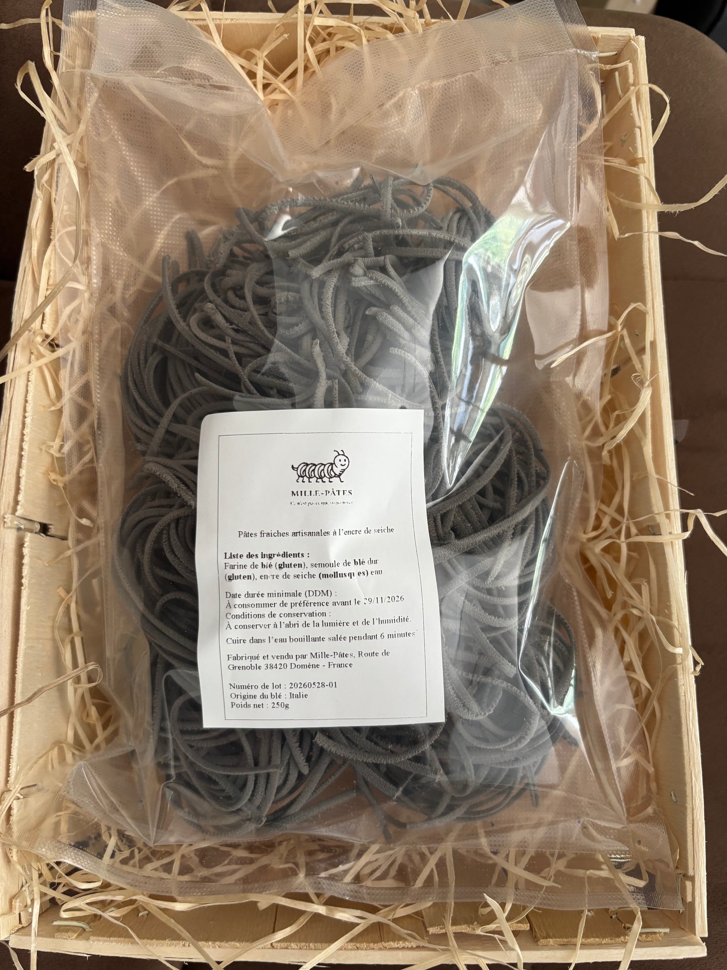 Linguine artisanales en nids, à l'encre de seiche